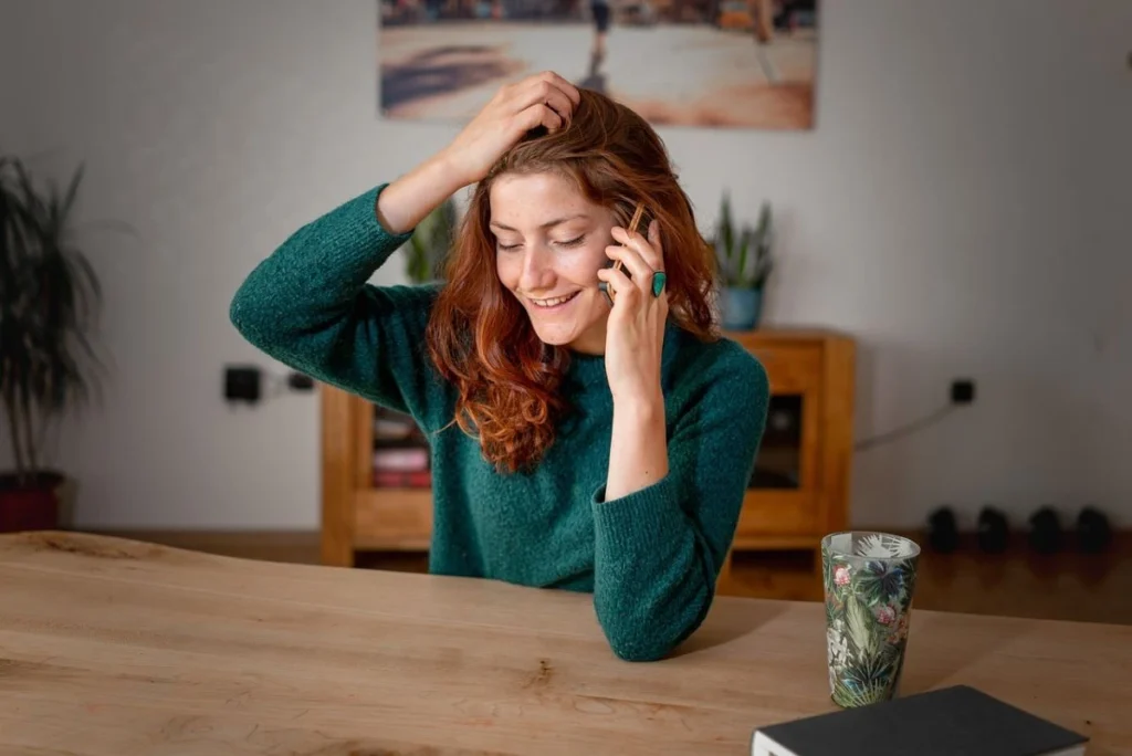 Frau telefoniert mit Handy