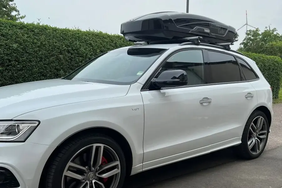 Dachbox auf weißem Audi