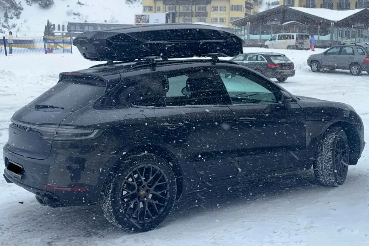 Dachbox auf schwarzem Porsche Macan