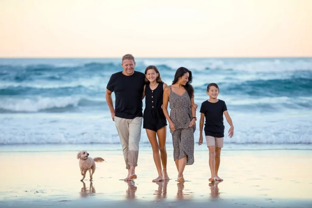 Familie mit Kindern und Hund am Strand