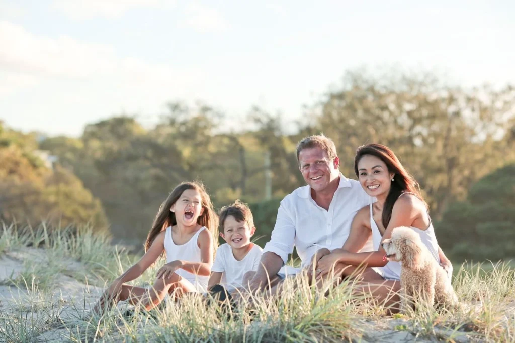 glückliche Familie mit Kindern am Strand