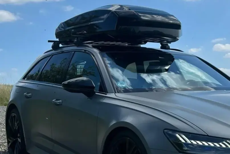 Dachbox auf grauem Audi RS6